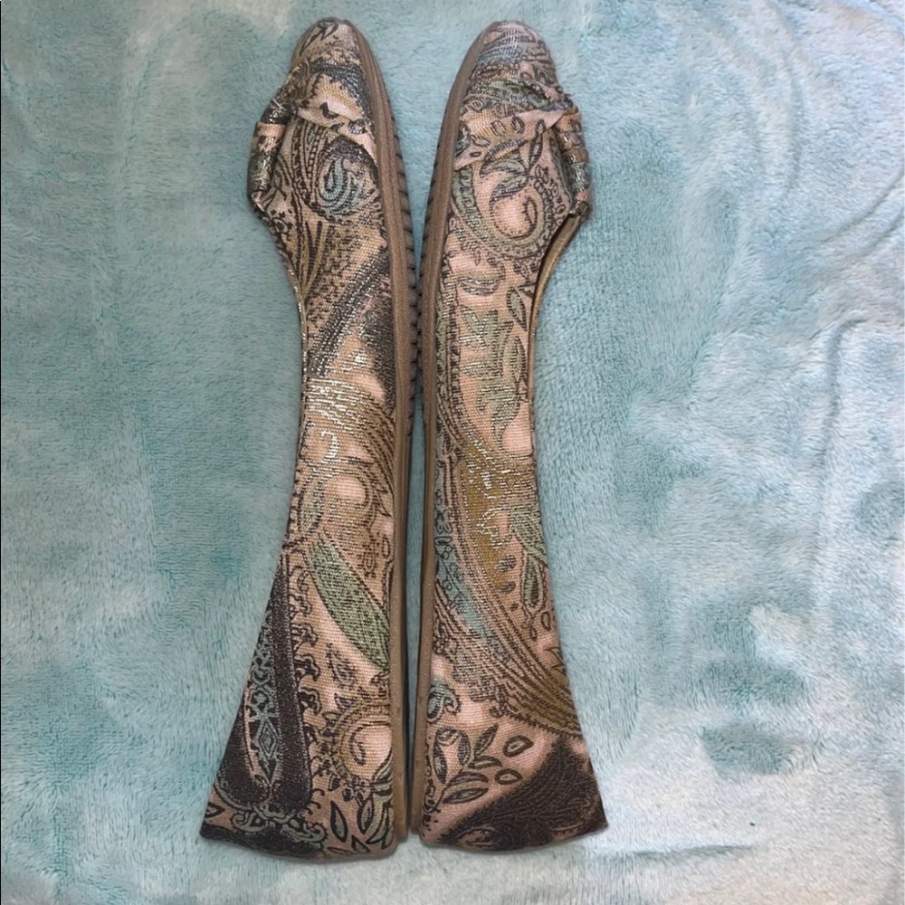 Unlisted brand flats